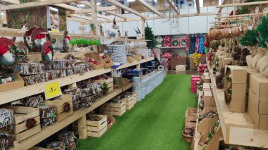 İtalya 'daki alışveriş merkezinin arka planında Noel süsleri ve mağazalar var. Mağazadaki yılbaşı ağacı süslemelerinin arka planında. Noel için kış alışverişi, alışveriş merkezinde panayır. Noel arkaplanı