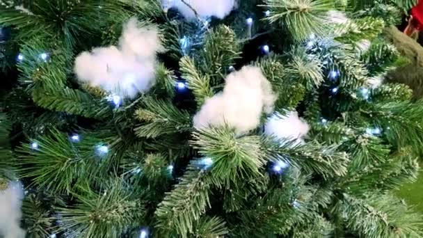 ショッピングモールのロビーを飾るノエル クリスマス ガーランド 大型ショッピングモールでのホールのクリスマスの装飾 クリスマスプレゼント — ストック動画