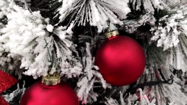 ショッピングモールのロビーを飾るノエル クリスマス ガーランド 大型ショッピングモールでのホールのクリスマスの装飾 クリスマスプレゼント — ストック動画
