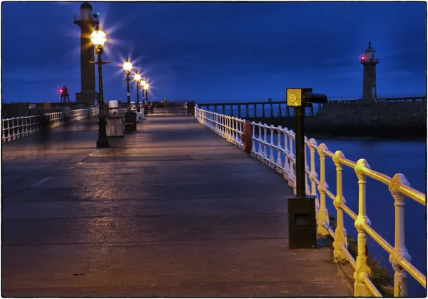 Пірс в місті Whitby — стокове фото