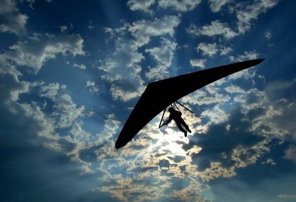 Silhouette deltaplane sur le ciel — Photo