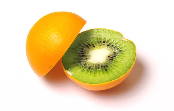 Orange mit Kiwi innen isoliert auf weiß. — Stockfoto