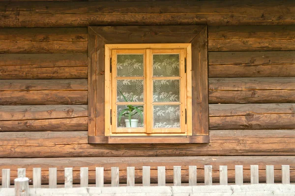 Окно старого деревянного коттеджа — стоковое фото