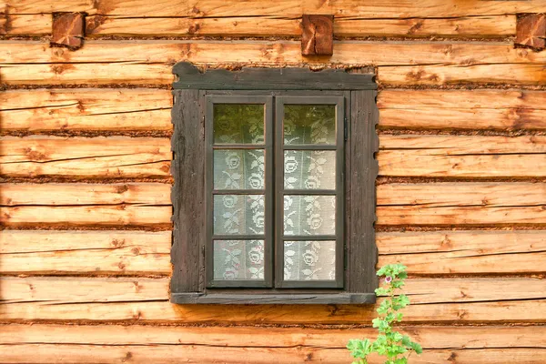 Venster van een oude houten huisje — Stockfoto