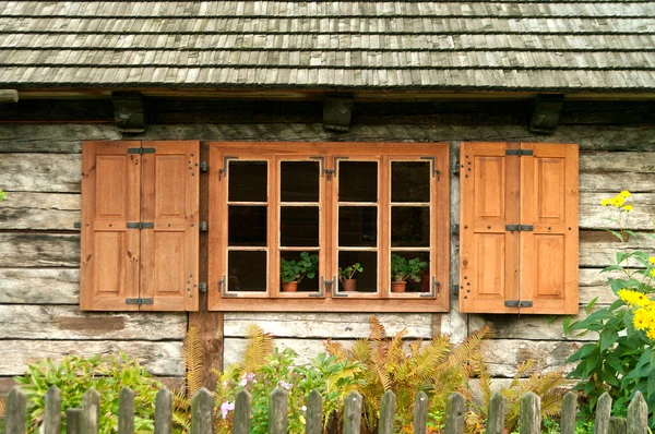 Venster van een oude houten huisje — Stockfoto