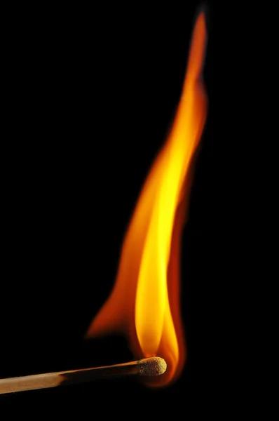 Brinnande tändsticka på svart — Stockfoto