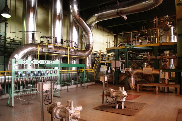 Tubos, tubos, máquinas y en una central eléctrica — Foto de Stock