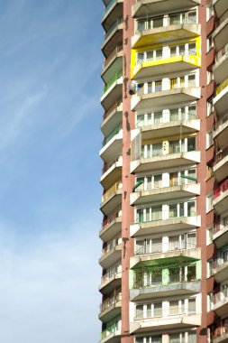 eski yüksek katlı apartman.