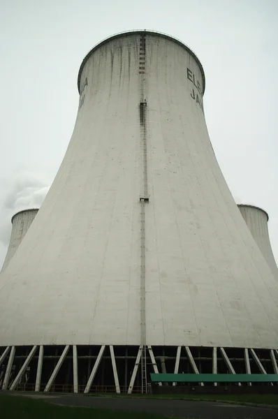 Kühlturm des Atomkraftwerks — Stockfoto
