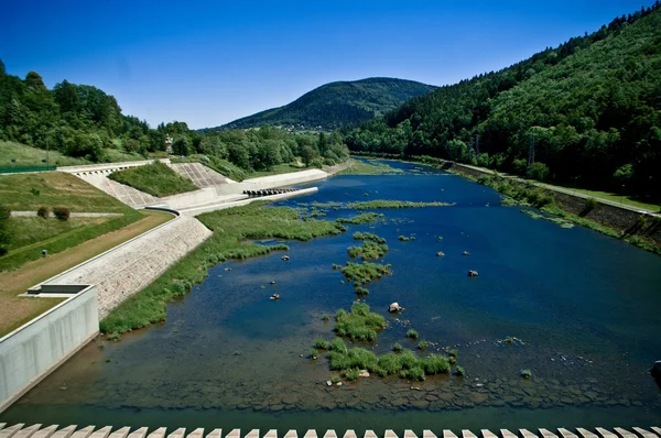 Pohled od přehrady na řece — Stock fotografie