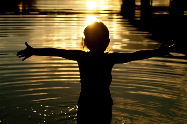 Ευτυχισμένος κορίτσι που πήδηξε στη θάλασσα ηλιοβασίλεμα — Φωτογραφία Αρχείου