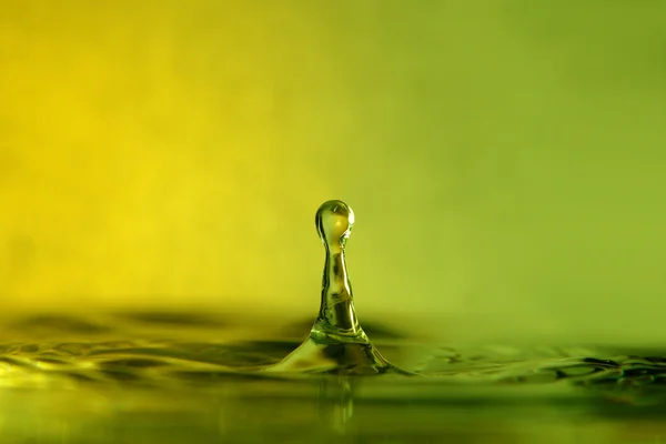 Goccia d'acqua spruzzata da vicino — Foto Stock