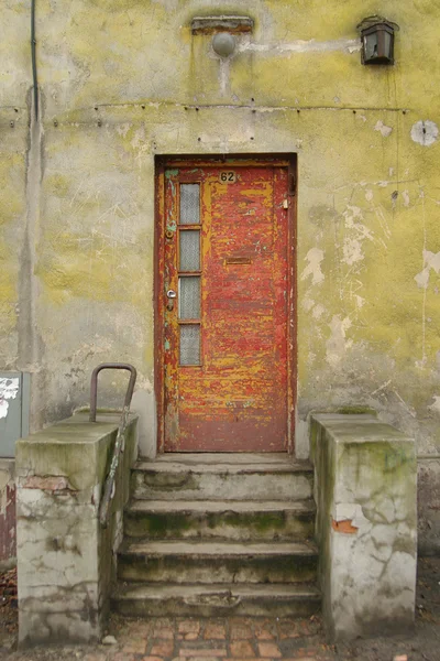 Old wooden door, grunge plaster — Stock Photo, Image