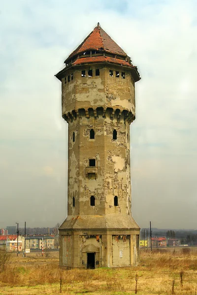 Stara wieża ciśnień, pochmurnego nieba — Zdjęcie stockowe