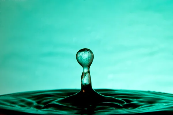 Plusk wody kropla z bliska — Zdjęcie stockowe