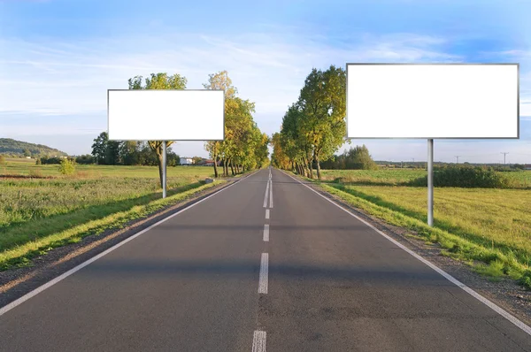 Ülke yolda billboard — Stok fotoğraf