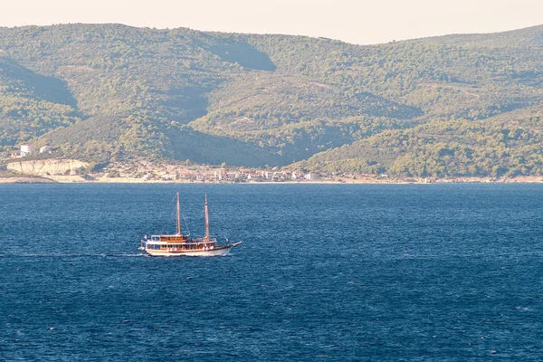 Pleasure craft boat in Adriatic sea Croatia, on excursion tour — Stock Photo, Image