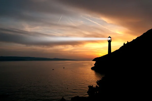 Faro reflector haz a través del aire marino por la noche . —  Fotos de Stock