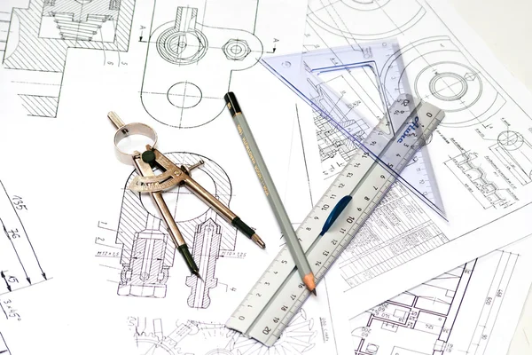 Werkzeuge und Papiere mit Skizzen auf dem Tisch. Technische Zeichnungen — Stockfoto