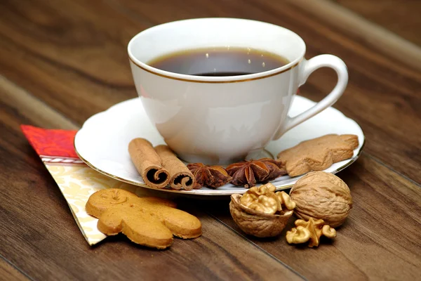 Porcelain coffee cup on the table. Garnish with star anise, cinnamon — Stock Photo, Image