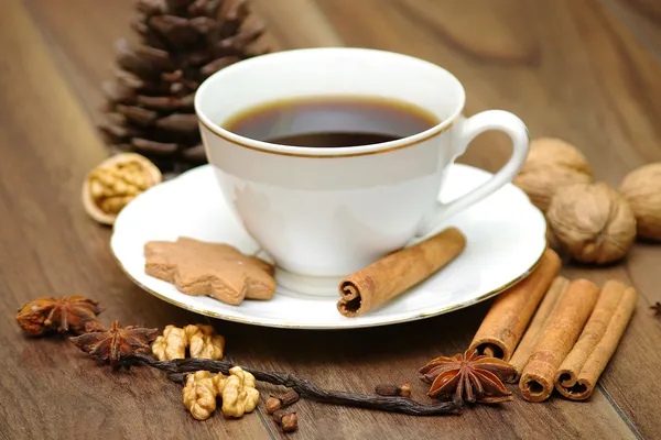 Porcelain coffee cup on the table. Garnish with star anise, cinnamon — Stock Photo, Image