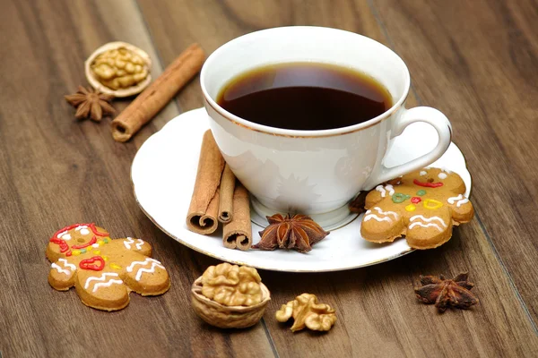 Taza de café de porcelana en la mesa. Decorar con anís estrellado, canela — Foto de Stock