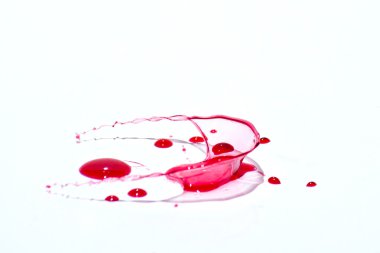 beyaz izole parlak kırmızı sıvı damlacıkları (splatters)