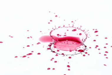 beyaz izole parlak kırmızı sıvı damlacıkları (splatters)
