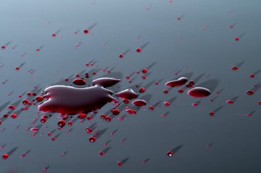 parlak kırmızı sıvı damlacıkları (splatters).
