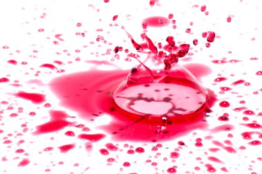 beyaz izole parlak kırmızı sıvı damlacıkları (splatters)