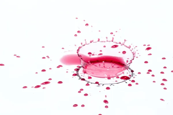 Błyszczący kropelki cieczy czerwony (splatters) na białym tle — Zdjęcie stockowe