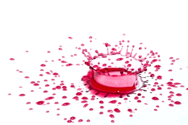 Beyaz izole parlak kırmızı sıvı damlacıkları (splatters) — Stok fotoğraf