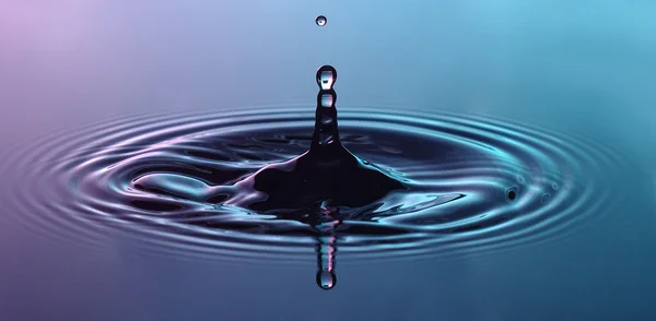 Salpicadura de gota de agua . —  Fotos de Stock