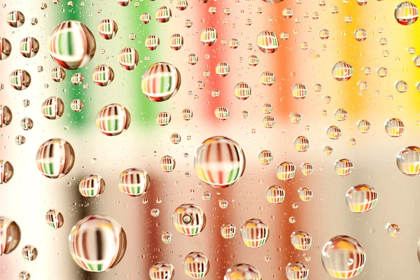 Gocce d'acqua come piccole lenti su uno sfondo colorato . — Foto Stock