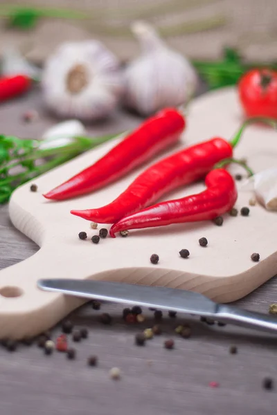 Ingredientes de cozinha frescos, pimenta, alho . — Fotografia de Stock