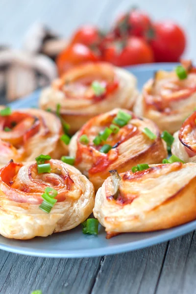 Rollos de hojaldre con jamón y queso. Snacks horneados — Foto de Stock