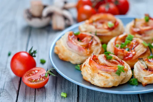 Puff pastry rolls with ham and chese. Baked snacks — Stock Photo, Image