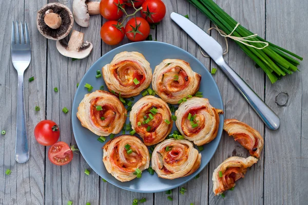 Rollos de hojaldre con jamón y queso. Snacks horneados — Foto de Stock