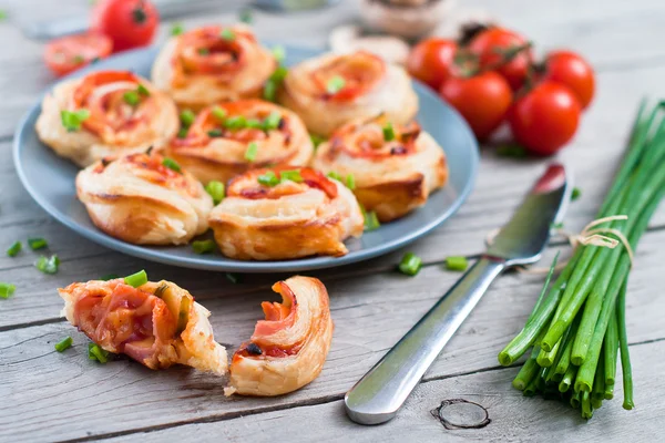 Blätterteigrollen mit Schinken und Chese. Gebackene Snacks — Stockfoto