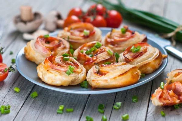 Rolos de massa folhada com presunto e queijo. Petiscos assados — Fotografia de Stock