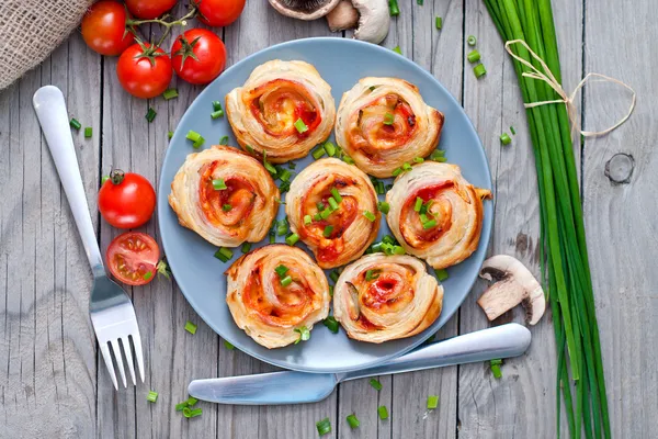 Rolos de massa folhada com presunto e queijo. Petiscos assados — Fotografia de Stock