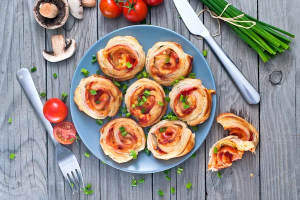 Blätterteigrollen mit Schinken und Chese. Gebackene Snacks — Stockfoto