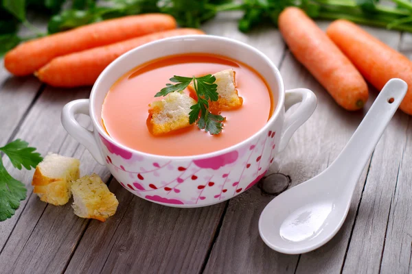 Sopa de zanahoria en un tazón de porcelana . —  Fotos de Stock