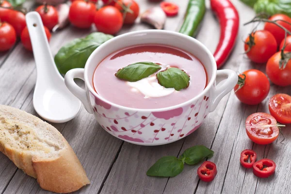 磁器ボウルに新鮮なトマトのスープ. — ストック写真
