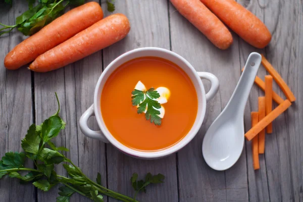 Soupe aux carottes dans un bol en porcelaine . — Photo