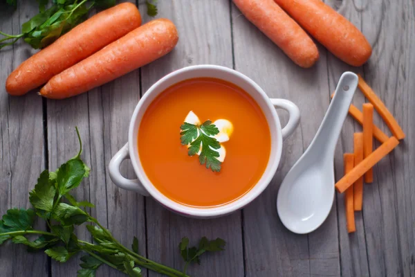 Sopa de zanahoria en un tazón de porcelana . — Foto de Stock