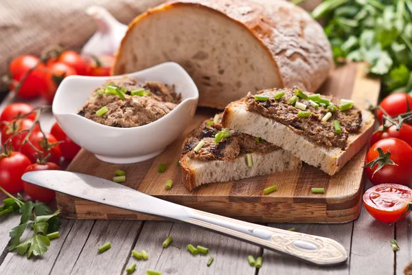 Traditionele roggebrood met tapenade. Stockafbeelding