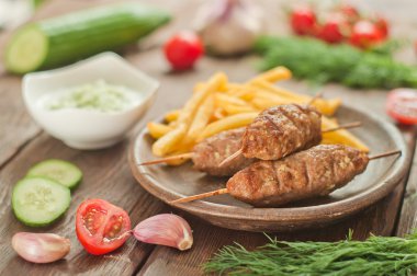 cacık ile cevapcici. geleneksel balkan çanak