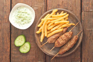 cacık ile cevapcici. geleneksel balkan çanak