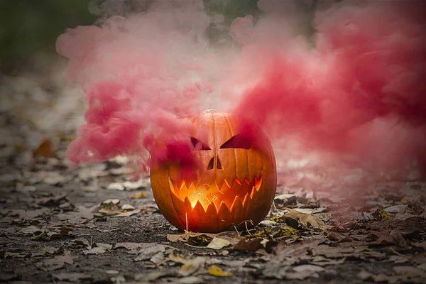 Halloween Pompoen Lantaarn Met Rokende Ogen Lichte Mond — Stockfoto